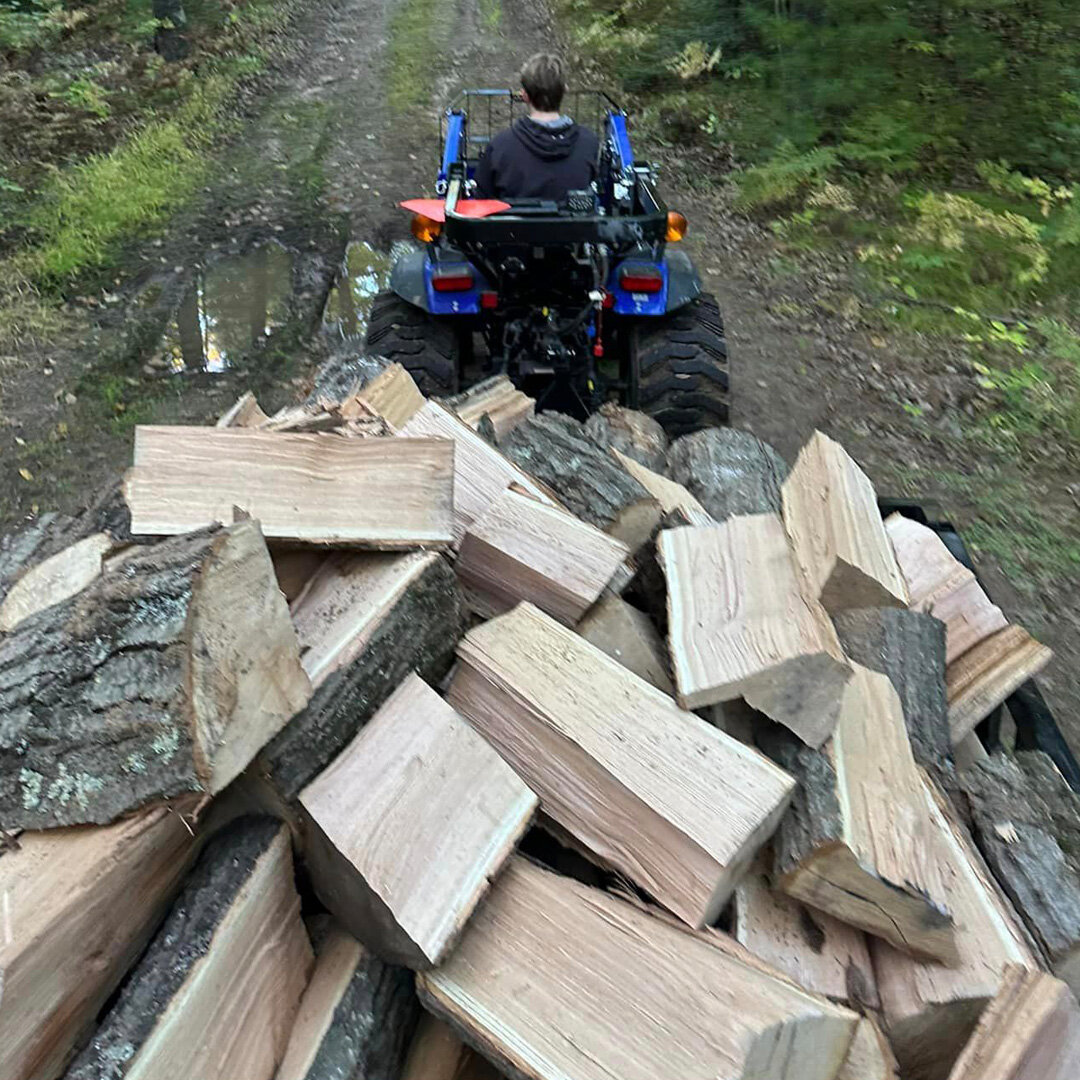 Winter is coming. Stocking up on firewood with the e25 Compact #ElectricTractor.
📸 John Omernik
#hobbyfarm
#farming
#agriculture
#tractor
#carbonneutral