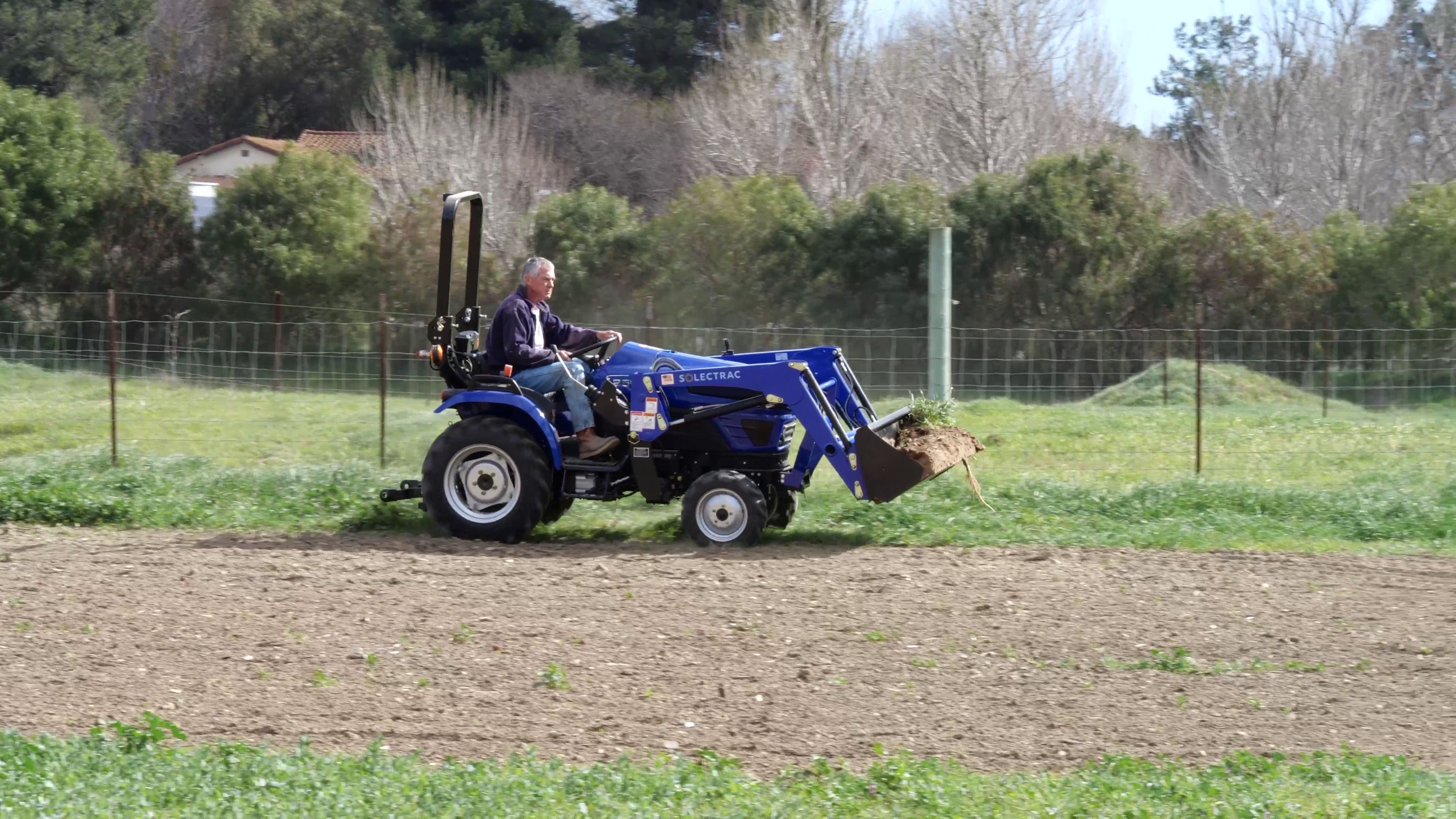 Solectrac-e25--front loader-dirt-driving-video thumb